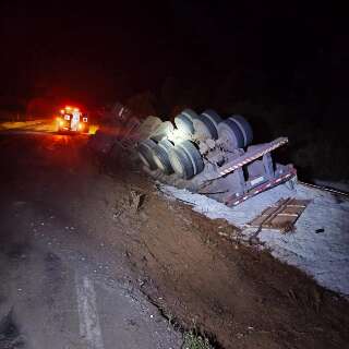 Carreta com farelo de algod&atilde;o tomba na MS-480 ap&oacute;s motorista desviar de buracos