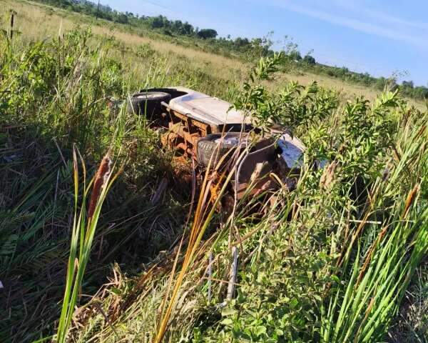 Veterin&aacute;rio fica preso por 3 horas em caminhonete ap&oacute;s capotamento na BR-376