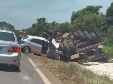 Motorista cai em buraco e atinge carreta tombada em Anauril&acirc;ndia