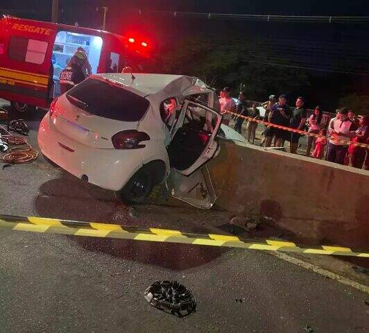 "Jovem de 24 anos morre após carro colidir com mureta em avenida"