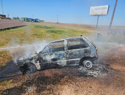 Traficante pula de carro em movimento e ve&iacute;culo pega fogo ao bater em cerca