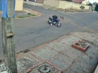 Chave de Jetta cai do teto do carro e fam&iacute;lia procura motociclista que a pegou