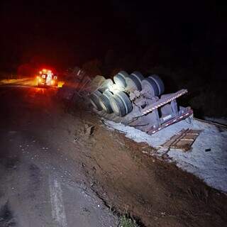 Carreta com farelo de algod&atilde;o tomba na MS-480 ap&oacute;s motorista desviar de buracos