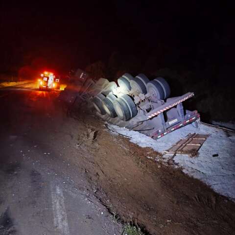 Carreta com farelo de algod&atilde;o tomba na MS-480 ap&oacute;s motorista desviar de buracos