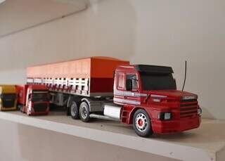 Francisco gosta tanto de caminh&otilde;es que tem 47 na parede de casa