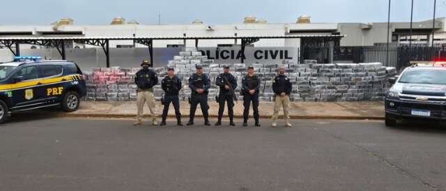 Dupla &eacute; presa com 6 toneladas de maconha que sa&iacute;ram de barrac&atilde;o na Moreninha