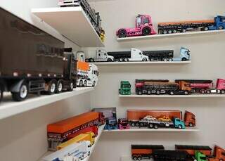 Francisco gosta tanto de caminh&otilde;es que tem 47 na parede de casa