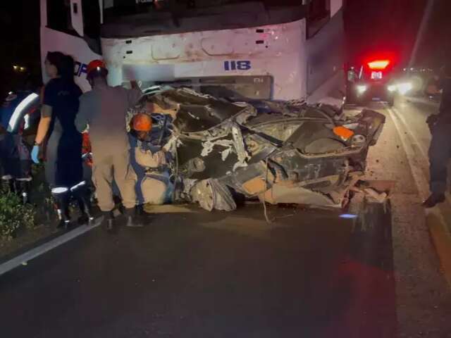 Motorista morre ap&oacute;s Gol ser partido ao meio em colis&atilde;o com carreta