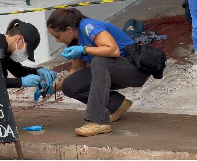 Trio persegue e esfaqueia homem mais de 10 vezes ap&oacute;s venda de bomba furtada