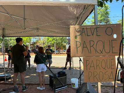 Sarau come&ccedil;a t&iacute;mido, mas re&uacute;ne quem deseja salvar regi&atilde;o do parque