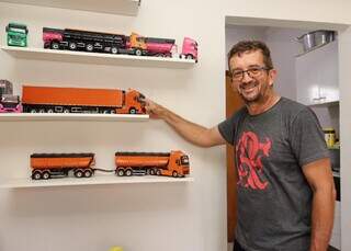 Francisco gosta tanto de caminh&otilde;es que tem 47 na parede de casa