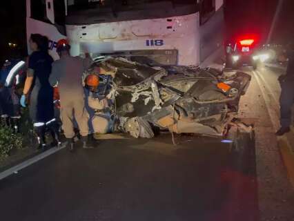 Motorista morre ap&oacute;s Gol ser partido ao meio em colis&atilde;o com carreta