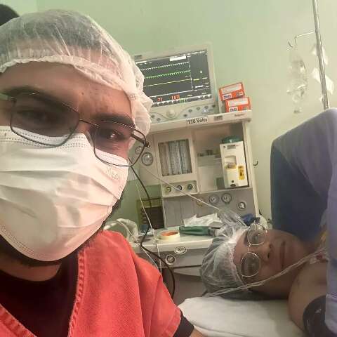 Pai denuncia atraso em cesariana e deboche de m&eacute;dico ap&oacute;s morte da beb&ecirc;