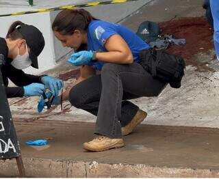 Trio persegue e esfaqueia homem mais de 10 vezes ap&oacute;s venda de bomba furtada
