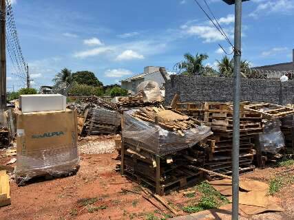 Cal&ccedil;ada na Vila Carlota vira dep&oacute;sito de paletes e compromete acessibilidade