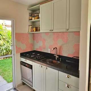 Cozinha parece planejada, mas foi montada com m&oacute;dulos da internet