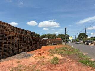 Cal&ccedil;ada na Vila Carlota vira dep&oacute;sito de paletes e compromete acessibilidade