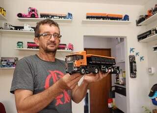 Francisco gosta tanto de caminh&otilde;es que tem 47 na parede de casa