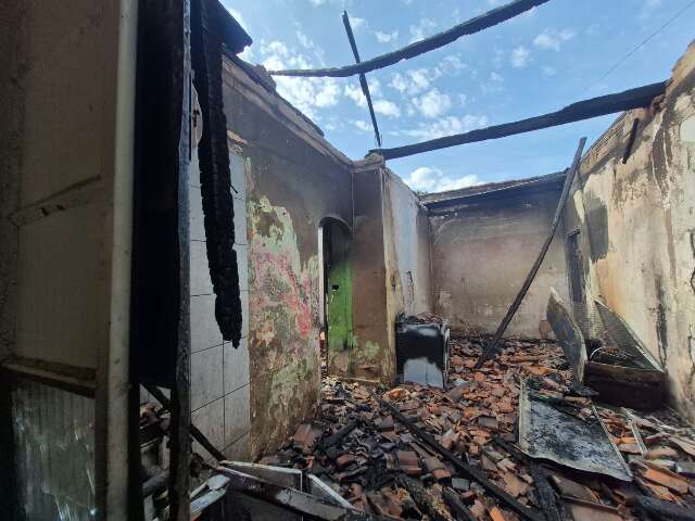 Homem embriagado incendeia casa ap&oacute;s discuss&atilde;o com companheira