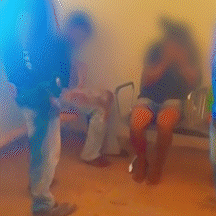 Seguran&ccedil;as de aldeia ostentam arma de choque e d&atilde;o tapas em ind&iacute;genas