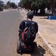 Sem transporte escolar h&aacute; meses, estudante percorre 6 km em cadeira de rodas