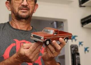 Francisco gosta tanto de caminh&otilde;es que tem 47 na parede de casa