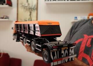 Francisco gosta tanto de caminh&otilde;es que tem 47 na parede de casa