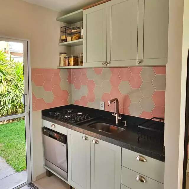 Cozinha parece planejada, mas foi montada com módulos da internet