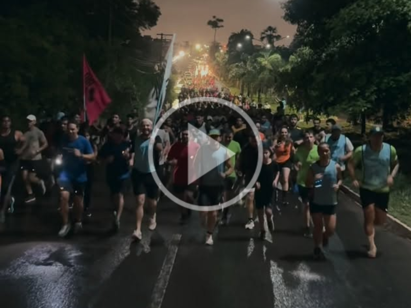 Nem chuva afasta grupo que ocupa o Centro em corrida noturna