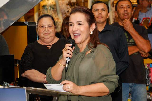 Prefeita garante que 13&ordm; sal&aacute;rio dos servidores sai dia 20 sem atraso