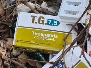 Caixas de medicamentos para emagrecimento s&atilde;o encontradas em terreno baldio