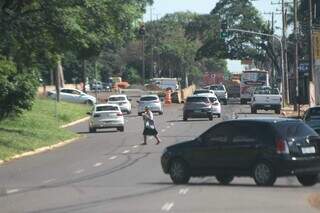 Imprud&ecirc;ncia de motoristas se agrava em avenida com obras paradas 