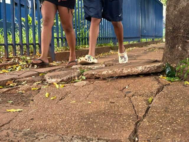 Baixa renda ainda determina atraso escolar, mostram indicadores