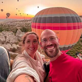 Viagem por 34 países levou casal a cuidar de cobra e ao pé do Everest Viagem por 34 países levou casal a cuidar de cobra e ao pé do Everest