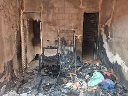 Mulher &eacute; suspeita de atear fogo em quitinete do ex-namorado