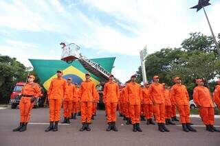 Bombeiros formam 260 novos militares e ganham 16 viaturas em solenidade