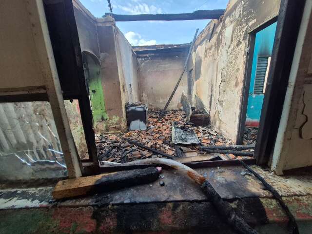 &ldquo;J&aacute; foi valent&atilde;o&rdquo;, diz mulher que teve casa incendiada pelo companheiro