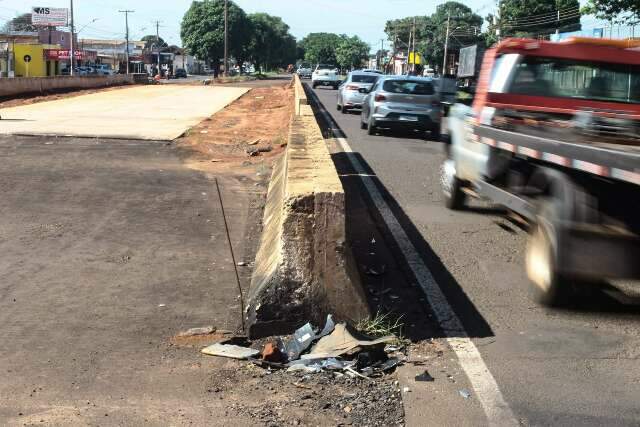 Imprud&ecirc;ncia de motoristas se agrava em avenida com obras paradas 