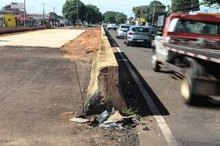 Imprud&ecirc;ncia de motoristas se agrava em avenida com obras paradas 