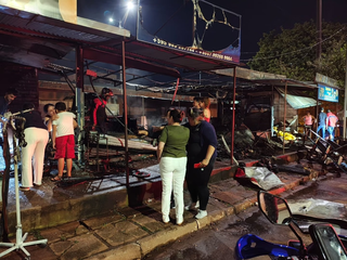 Fogo consome lojas de pel&iacute;culas, eletr&ocirc;nicos e cal&ccedil;ados na fronteira