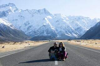 Viagem por 34 países levou casal a cuidar de cobra e ao pé do Everest Viagem por 34 países levou casal a cuidar de cobra e ao pé do Everest