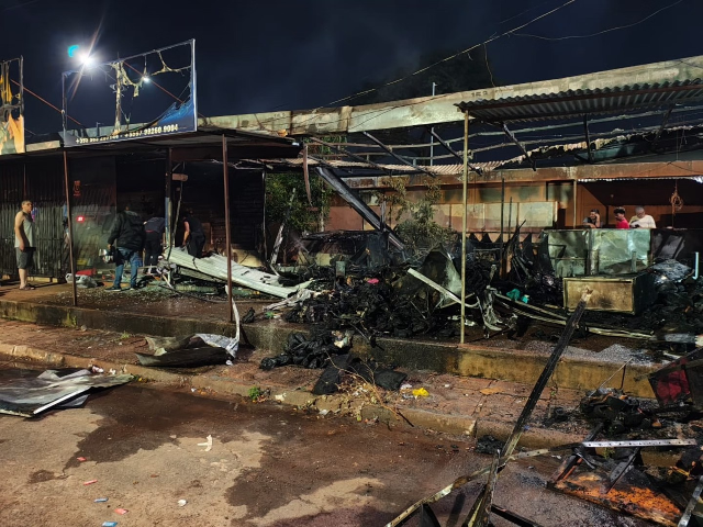 Fogo consome lojas de pel&iacute;culas, eletr&ocirc;nicos e cal&ccedil;ados na fronteira