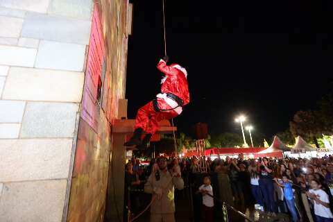 Papai Noel desce de rapel e abre Natal Encantado na Pra&ccedil;a Ant&ocirc;nio Jo&atilde;o