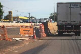 Imprud&ecirc;ncia de motoristas se agrava em avenida com obras paradas 