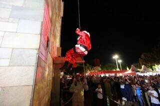 Papai Noel desce de rapel e abre Natal Encantado na Pra&ccedil;a Ant&ocirc;nio Jo&atilde;o