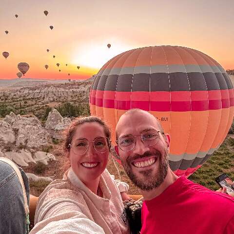 Viagem por 34 pa&iacute;ses levou casal a cuidar de cobra e ao p&eacute; do Everest