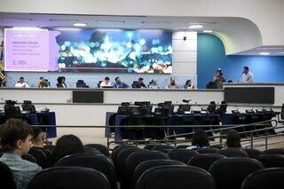 Demora no alvar&aacute; causa fechamento precoce, dizem empres&aacute;rios da noite na Capital