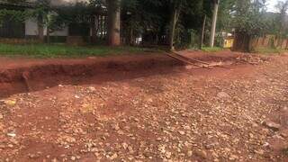 Moradores improvisam rampa de acesso ap&oacute;s cratera comprometer rua