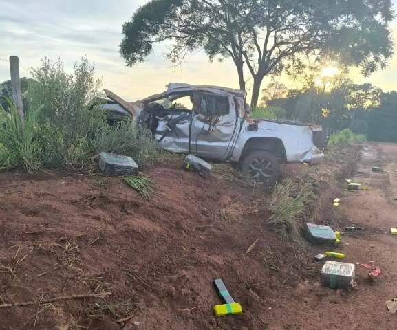 Traficante morre ap&oacute;s capotar caminhonete carregada com maconha