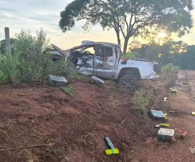 Traficante morre ap&oacute;s capotar caminhonete carregada com maconha